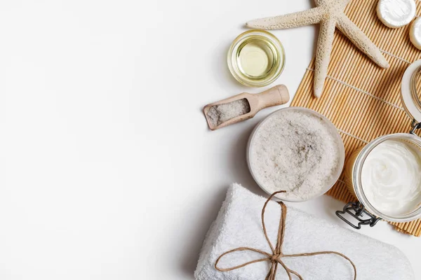 Spa kozmetik arka plan. Beyaz Kağıt arka plan üzerinde tedavi ürünleri. Metin için yer. Düz yatıyordu.