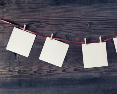 İp vintage ahşap zemin üzerine clothespins ile boş resim çerçeveleri eklemek.