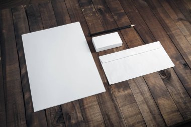 İleti örneği mockup ahşap arka plan üzerinde marka. Tasarımınızı yerleştirmek için boş nesneler.