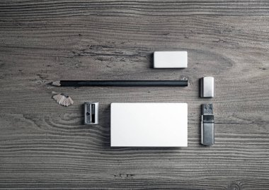 Boş kurumsal kimlik fotoğrafı. İleti örneği ahşap masa arka plan ayarla. Mockup marka. Düz yatıyordu.