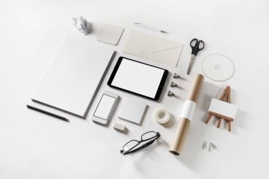 Boş kurumsal mockup Kırtasiye ve becerikli alet. ID öğeleri Beyaz Kağıt arka plan üzerinde marka.