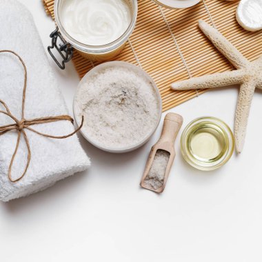 Spa natürmort. Sağlık Beyaz Kağıt arka plan üzerinde kozmetik ürünleri. Düz yatıyordu.