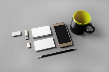 Boş ileti örneği şablonu ve tasarımınızı yerleştirmek için smartphone. Mockup kimlik marka için.