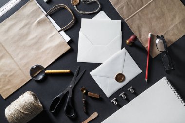 Siyah Kağıt arka plan ayarlamak boş vintage ileti örneği. Şablon marka. Mock-up tasarımınız için. Düz yatıyordu.