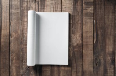 Boş dergi sayfası veya katalog ahşap masa arka plan üzerinde. Düz yatıyordu.