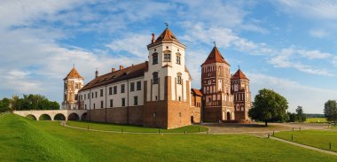 Mir, Belarus - 04 Ağustos 2017: Mir, Belarus Antik Ortaçağ Kalesi. Bir müze ve kale karmaşık - tarihsel miras Beyaz Rusya'nın mir kalesidir. Panoramik çekim.