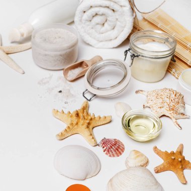 Spa ve güzellik threatment ürün kompozisyonu beyaz kağıt arka plan.