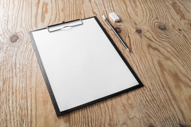 Pano boş antetli kağıt, kalem ve silgi ahşap masa arka plan ile. İleti örneği mockup.