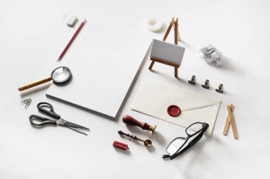 Beyaz Kağıt arka plan ayarlamak boş vintage ileti örneği. Tasarımınızı yerleştirmek için boş nesneler.