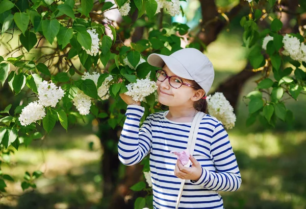 Niña Oliendo Flores Lila Blanca Jardín Enfoque Selectivo — Foto de Stock