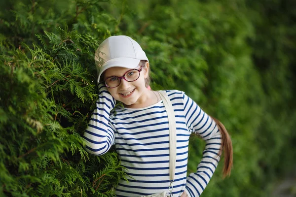 Menina Sorrindo Fundo Arbustos Verdes Foco Seletivo — Fotografia de Stock