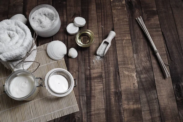 スパ化粧品の背景 ビンテージ木材に治療商品テーブルな背景 — ストック写真