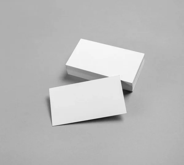 灰色の紙の背景に空白の名刺 あなたのデザインを配置するためのテンプレート — ストック写真