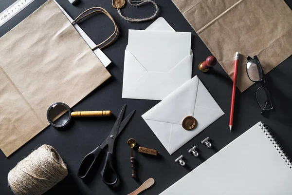 Siyah Kağıt arka plan ayarlamak boş vintage ileti örneği. Şablon marka. Mock-up tasarımınız için. Düz yatıyordu.