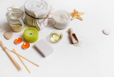 Spa ve sağlıklı yaşam kozmetik ürünlerde beyaz kağıt arka plan. Düz yatıyordu.