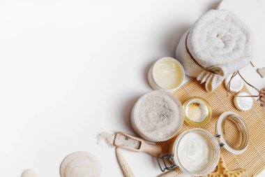 Güzellik ve spa threatment ürünlerde Beyaz Kağıt arka plan. Metin için yer. Düz yatıyordu.