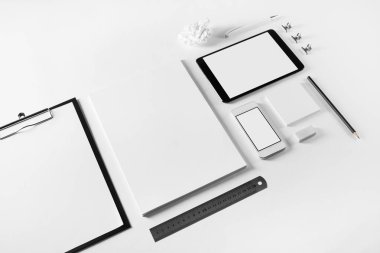 Boş kurumsal kırtasiye ve gadget'lar Beyaz Kağıt arka plan ayarla. İş marka şablonu.