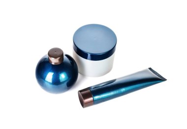 Güzellik ürün paketi. Beyaz arka plan üzerinde boş kozmetik kapları. Kırpma yolu ile izole.