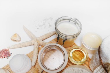 Spa ve güzellik kozmetik Beyaz Kağıt arka plan üzerinde ayarlayın. Tuvalet seti. Metin için yer.