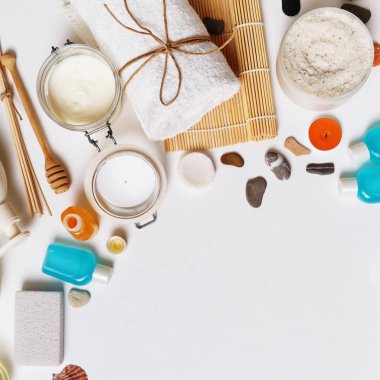 Spa tedavi ürünleri Beyaz Kağıt arka plan üzerinde bileşimi. Metin için yer. Düz yatıyordu.