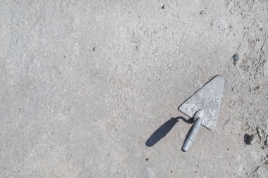 Eski mala gri beton zemin üzerine. Metin için yer. Düz yatıyordu.