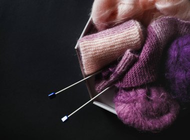 Kağıt arka plan mor ve pembe iplik ve örme siyah iğne falan batmazdı. Düz yatıyordu.