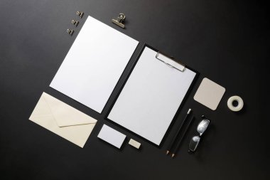 Fotoğraf siyah Kağıt arka plan ayarlamak boş örneği. Kimlik marka için şablon. Nesneleri tasarım yapmak için. Düz yatıyordu.