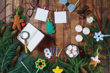 Ahşap arka plan üzerinde Noel tatil kompozisyon. Festival natürmort. Düz yatıyordu.
