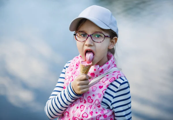 Девочка Ест Вкусное Мороженое Открытом Воздухе — стоковое фото