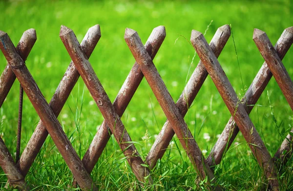 Recinzione Legno Marrone Sfondo Verde Prato — Foto Stock