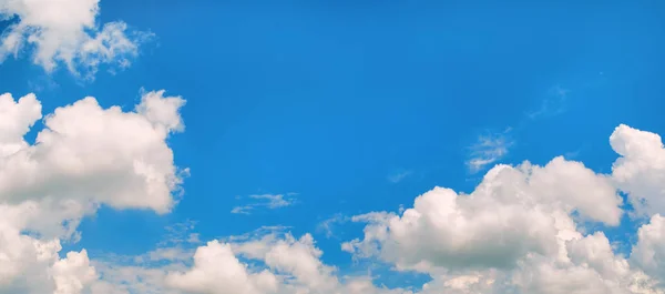 Blå Himmel Baggrund Med Cumulus Skyer Panoramisk Skud - Stock-foto