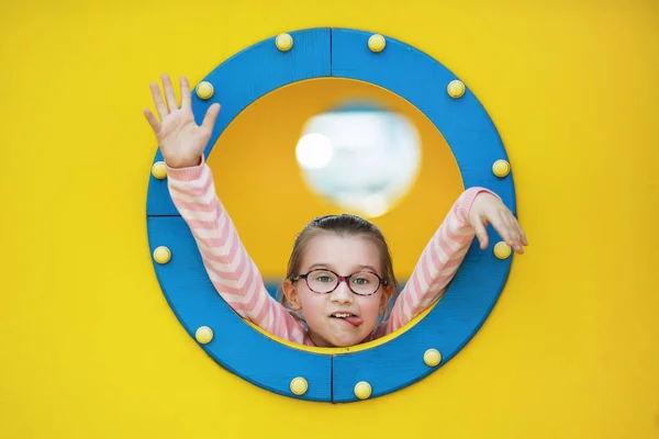 Niña Sobre Fondo Ojo Buey Niño Divertido Jugando Patio Recreo — Foto de Stock