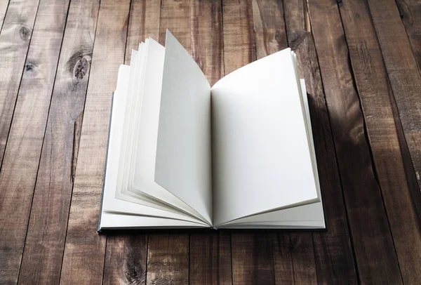 Leeres Aufgeschlagenes Buch Auf Holztischhintergrund — Stockfoto