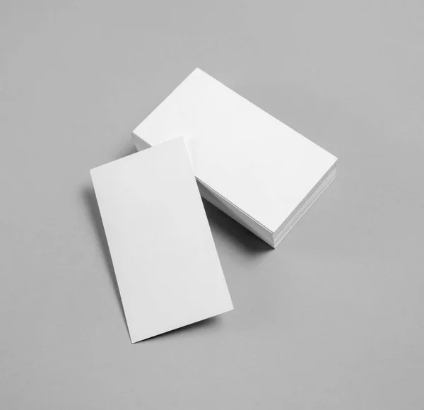 灰色の紙の背景に白い空白の名刺の写真 アイデンティティをブランディングのモックアップ — ストック写真
