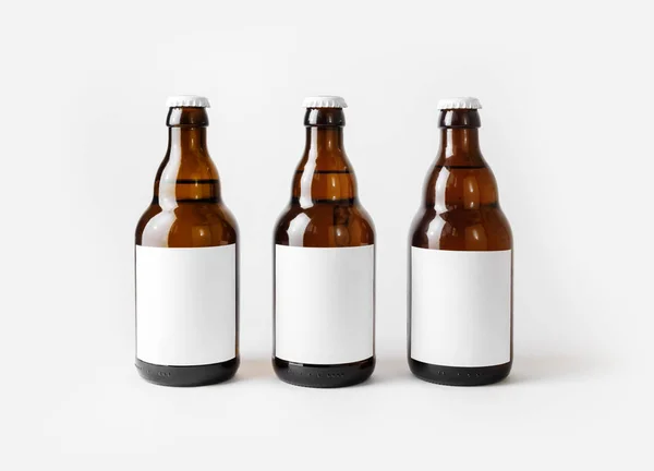 Tres Botellas Cerveza Marrón Con Etiquetas Blanco — Foto de Stock