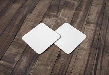 İki boş beyaz kare Bira bardak vintage ahşap masa arka plan fotoğrafı.