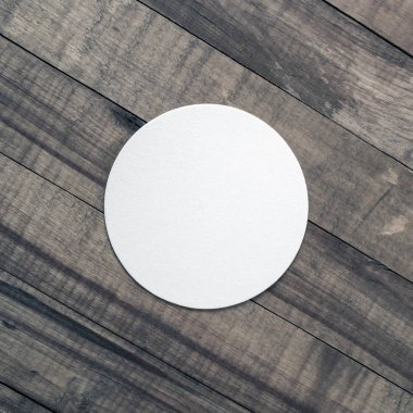 Ahşap arka plan boş bira altlığı fotoğraf. Düz yatıyordu.