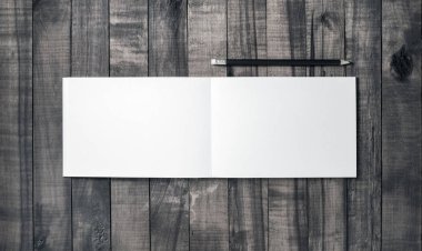Boş defter ve kalem ahşap arka plan üzerinde. Boş ileti örneği mockup. Şablon tasarımınızın yerleştirmek için. Düz yatıyordu.