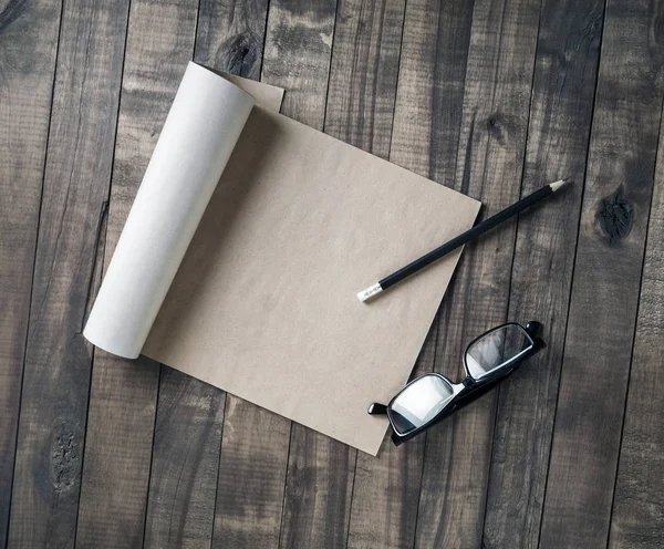 Caderno Branco Papel Kraft Óculos Lápis Sobre Fundo Madeira Depósito — Fotografia de Stock