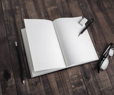 Kitap ve Kırtasiye ahşap arka plan üzerinde fotoğrafı. Tasarımınızı yerleştirmek için şablon.