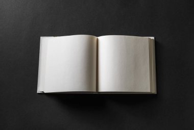 Siyah arka plan üzerine açık kitap. Duyarlı tasarım mockup.