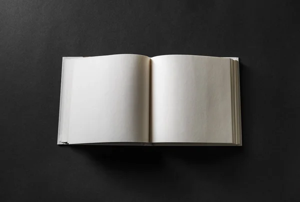 Leeres Aufgeschlagenes Buch Auf Schwarzem Hintergrund Responsive Design Attrappe — Stockfoto