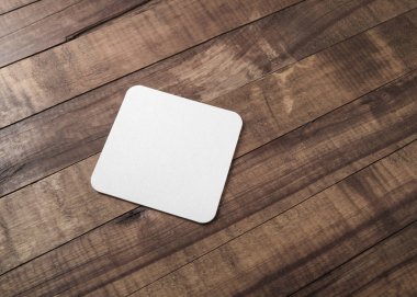 Ahşap arka plan boş kare Bira altlığı.