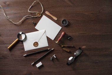 Siyah kağıt arka plan boş vintage Kırtasiye öğelerinde. Mock-up tasarımınız için. Düz yatıyordu.