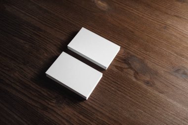 Ahşap masa arka plan üzerinde beyaz boş iş kartları. Mock-up marka.