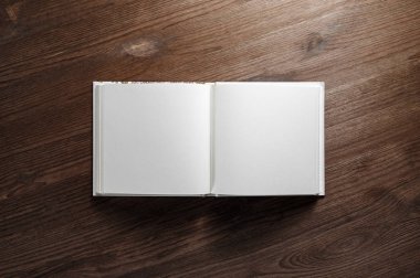 Açık kitap, broşür ya da defter ile ahşap masa arka plan üzerinde boş sayfaları. Düz yatıyordu.