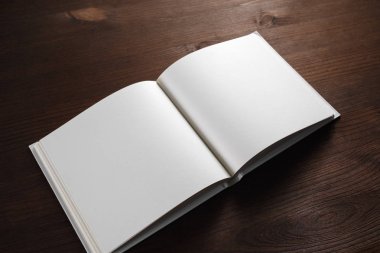 Ahşap masa arka plan üzerine açık kitap.