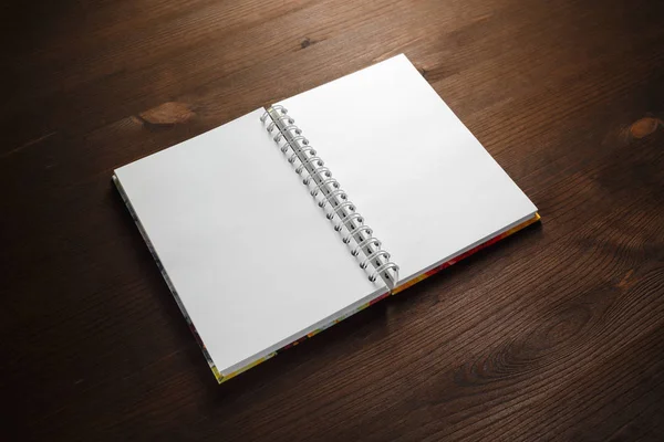 Caderno Branco Fundo Mesa Madeira Modelo Papelaria Modelo Para Colocar — Fotografia de Stock