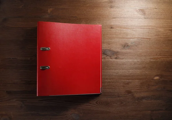 木製のテーブルの背景に赤の Office フォルダー コピー スペースで空白のファイル フォルダー バインダー フラットを置く — ストック写真