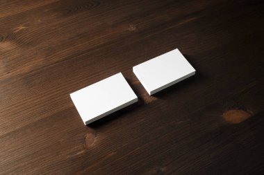 Ahşap arka plan üzerinde iki boş kartvizit yığınları. Kimlik marka için şablon.